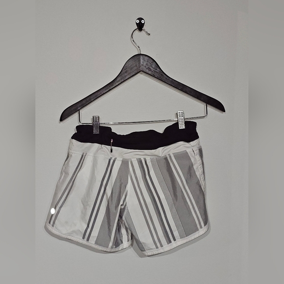 Lululemon Athletica Women’s Running Shorts White Stretch Zip Pocket Size 6 - Picture 3 of 4